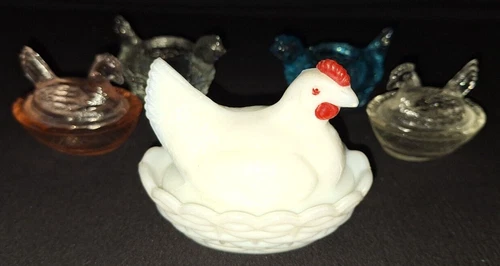 VTG WESTMORELAND TURNED HEAD SPLIT TAIL 3.5" MILK GLASS CHICKEN HEN ON NEST DISH