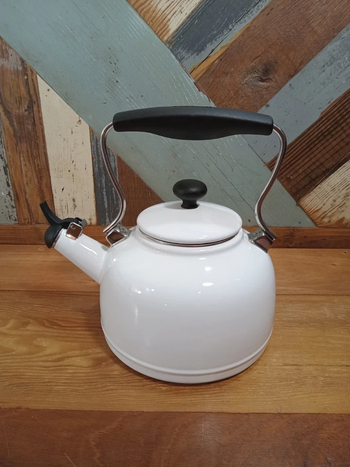 Tetera blanca Chantal 1,7 cuartos de galón esmaltada sobre acero (usada) Foto 3 de 4