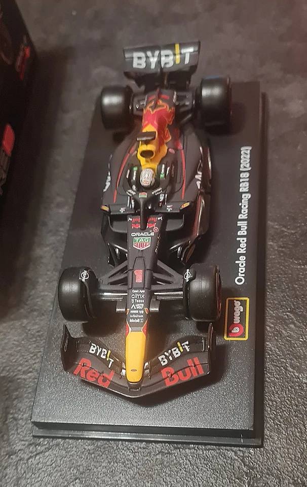 Modellino F1 1:43 Red Bull RB18 2022 – Max Verstappen bburago - Immagine 2 di 4