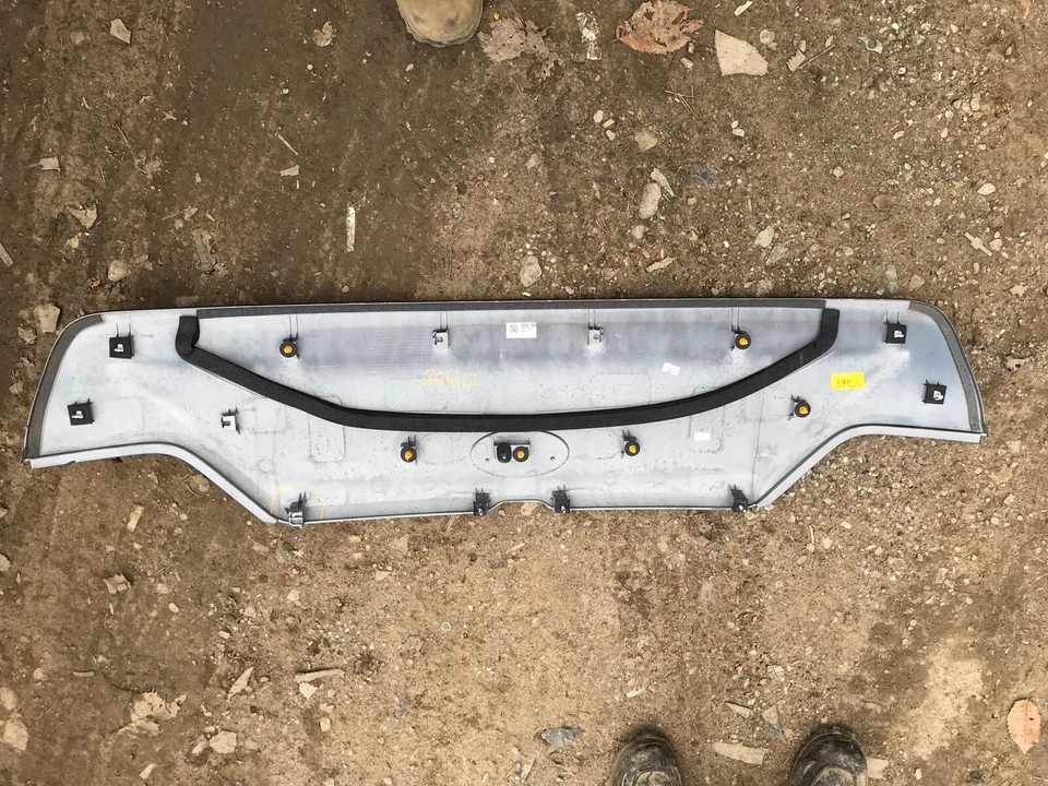 17 18 19 Kia Cadenza tampa do porta-malas acabamento traseiro painel preto  - Imagem 2 de 2