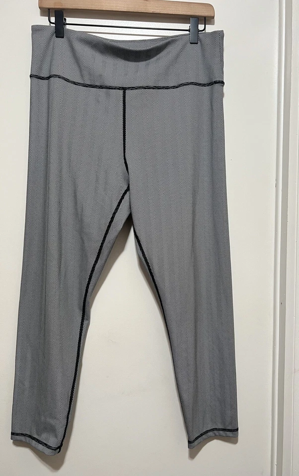 Leggings cortos ajustados ZYIA Active negros grises a rayas, para mujer talla 16/18 Foto 3 de 4