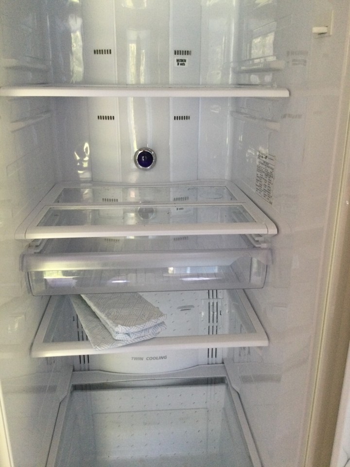 SAMSUNG AMERICAN STYLE FRIDGE FREEZER WITH ICE MAKER AND WATER
