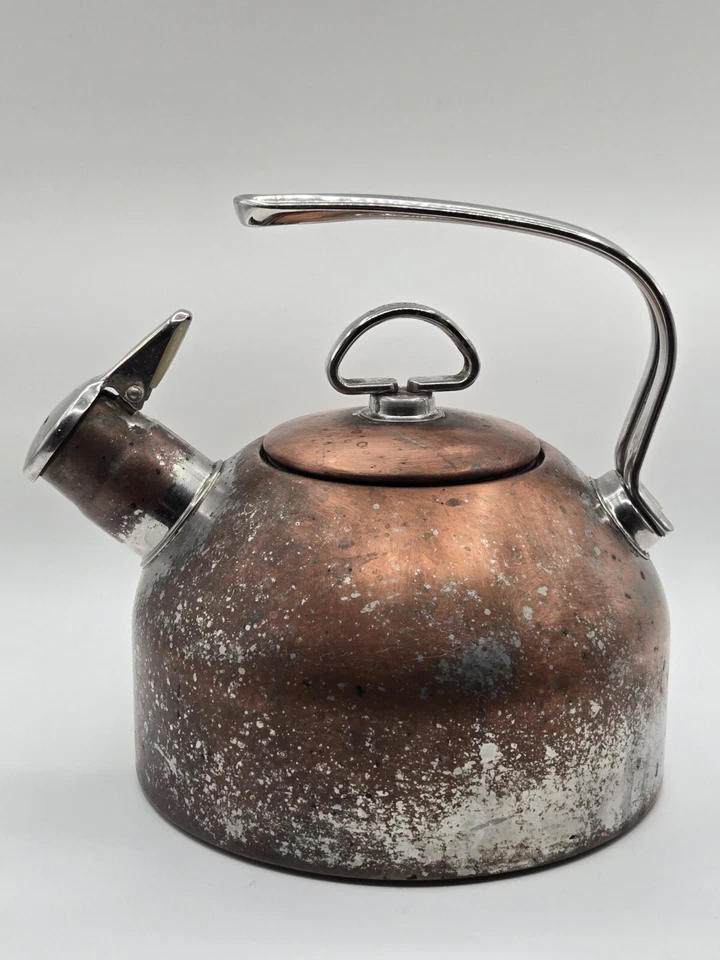 Tetera de acero inoxidable CHANTAL 18/10 SL37-19CP exterior de cobre de 2,5 cuartos de galón Foto 2 de 4