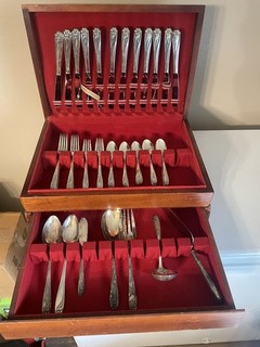 VTG 1847 Rogers Bros 68 Pc Daffodil Pattern IS Silver plated Silverware Set