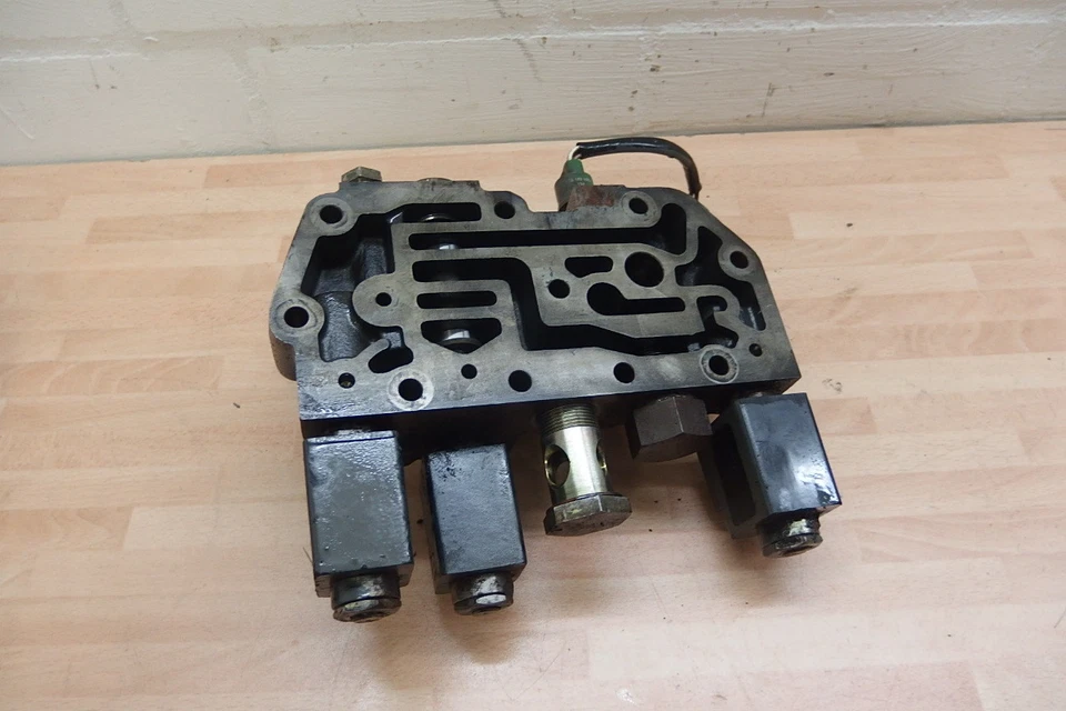 Ventilblock Komfortschaltung Fendt 500er Dff. Kuppl. Allrad MV Hydraulik - Bild 3 von 3