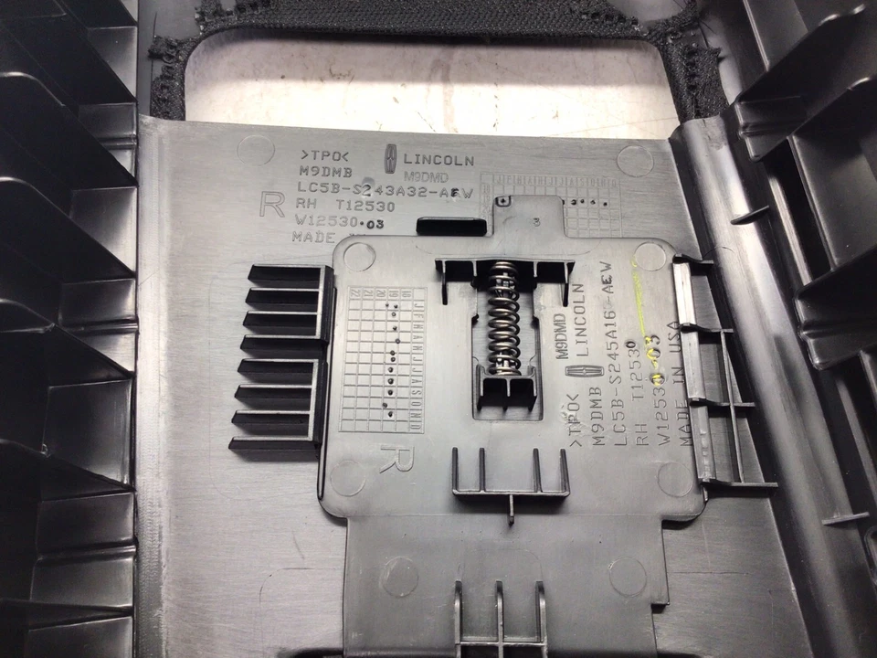 Lincoln Aviator 2020-2022 OEM lado derecho B moldura de pilar LC5Z-7824346-AM Foto 3 de 4