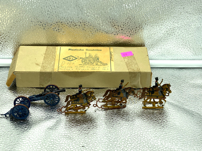 Oki Flat Tin Toy Soldiers pre-war Germany. Cavalry with Cannon and Caisson.