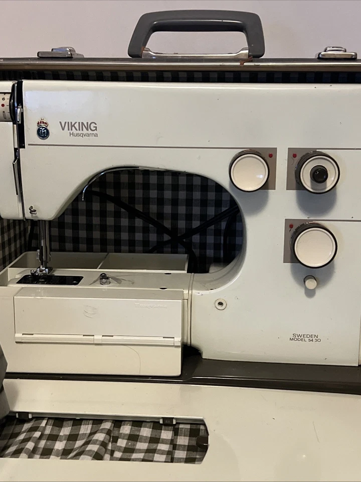 Husqvarna Viking 5430 Sewing Machine 5 Stitch Patterns 54-30 with Case - Image 2 of 4