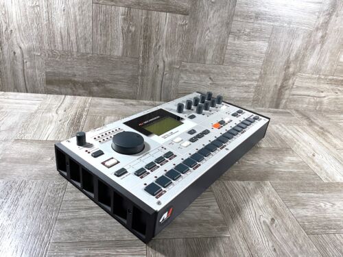 End Cheeks for ELEKTRON Machinedrum / Analog Four / RYTM /Octatrack - BLACK - Picture 2 of 9