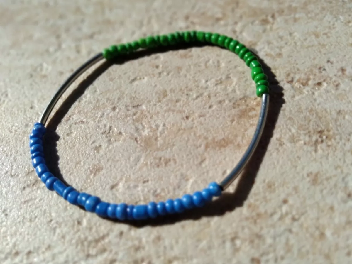 GREEN BLUE BEADS WITH SILVER TONE CONNECTORS STRETCH BRACELET
