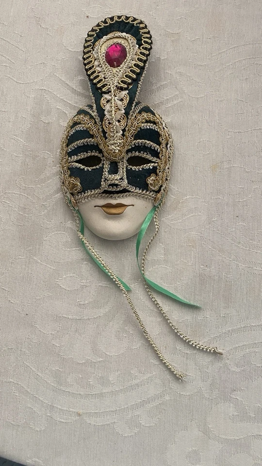 Máscara veneciana decorativa verde oscuro y dorado Foto 2 de 4