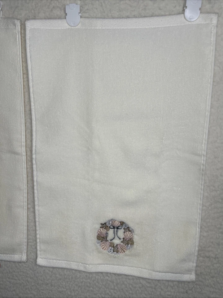 Coastal Breeze Collection - 2 toallas bordadas concha marina marfil para dedos 12”x18” Foto 2 de 4