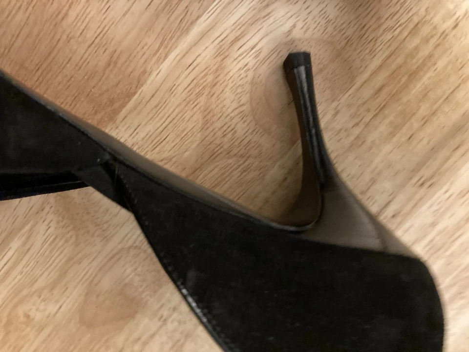 Zapatos de salón Ferragamo para mujer negros de gamuza sin cordones 3” punta de gatito 7M Foto 3 de 4