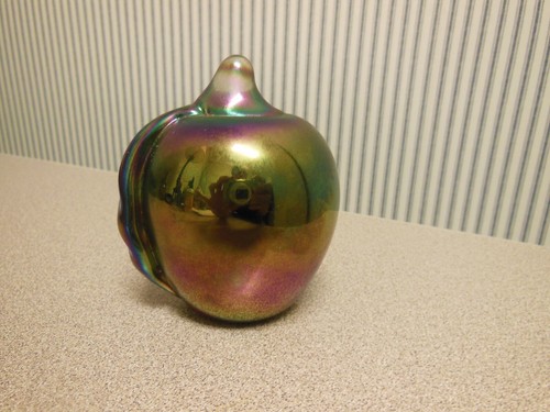 VINTAGE SIGNED GIBSON CARNIVAL ART GLASS APPLE PAPERWEIGHT 1988, 3 1/2" - Picture 2 of 6
