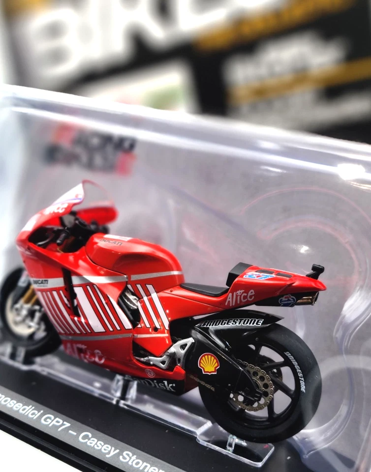 Casey Stoner Ducati Desmosedici GP7 2007 #03  1:18 Scale Racing Bikes Collection - Image 3 of 4