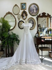 Vintage 1990s Lace Wedding Dress with Train   Romantic Classic Bridal Gown