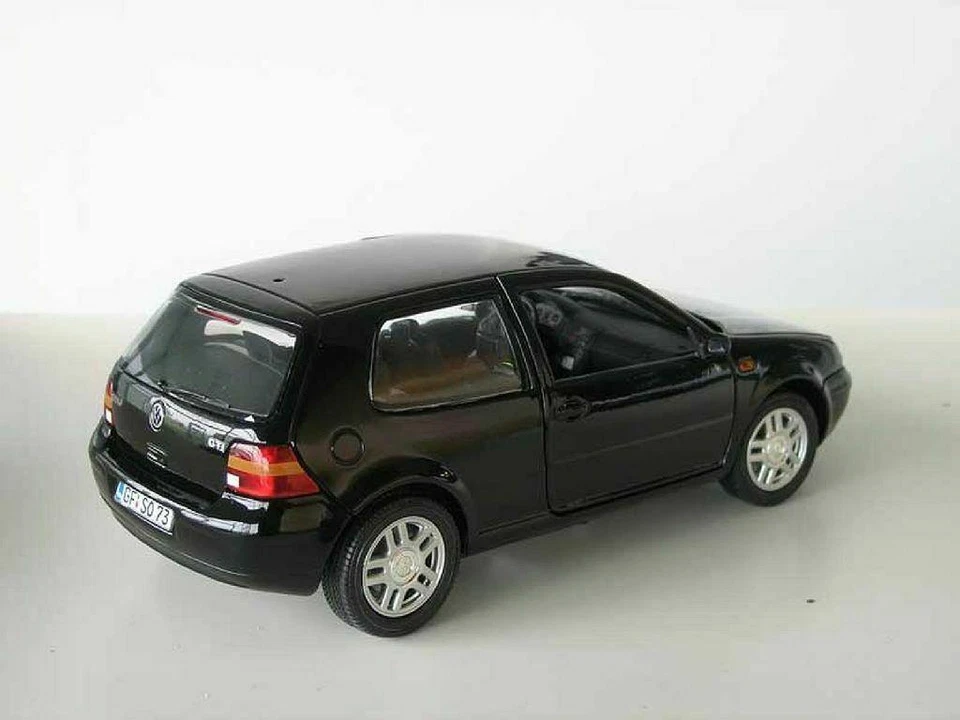 Volkswagen VW Golf 4 GTI Modellino 1:18 Revell Nero 089459091 Nuovo - Immagine 4 di 4