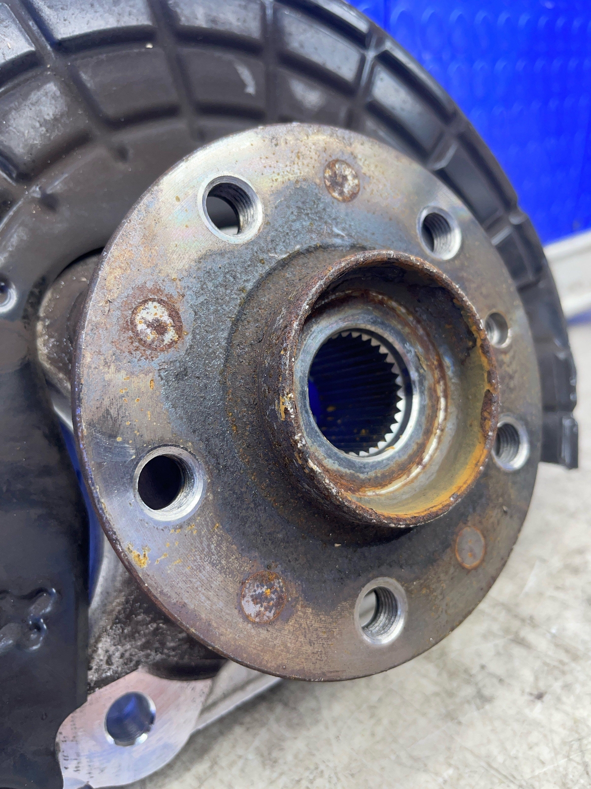 2017-2022 MASERATI LEVANTE OEM FRONT RIGHT SPINDLE KNUCKLE WHEEL HUB