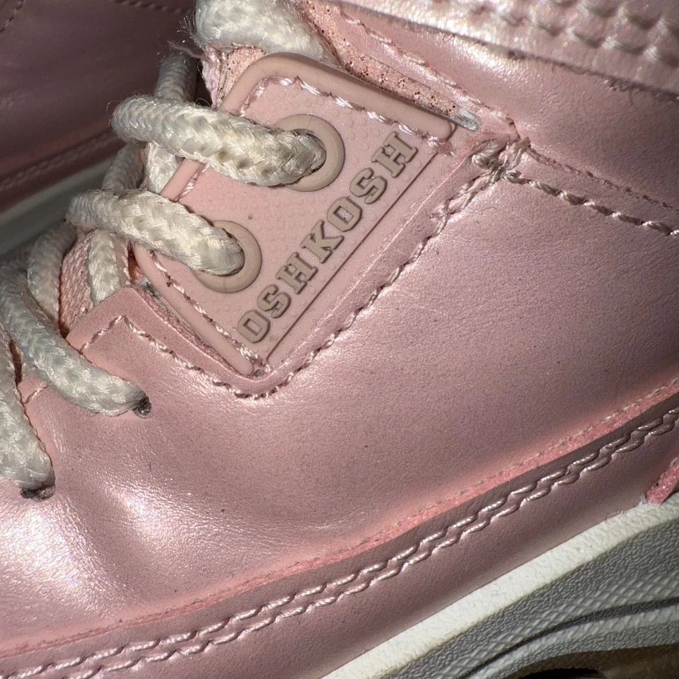 Botas con cordones OshKosh B'gosh rosa metálico para niñas pequeñas Foto 2 de 4