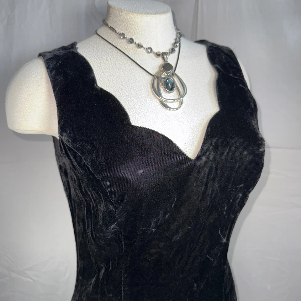 Vestido Vaina De Colección Negro Terciopelo Cuello Festoneado Sin Mangas Talla 6 Fiesta Cachicho Foto 2 de 4