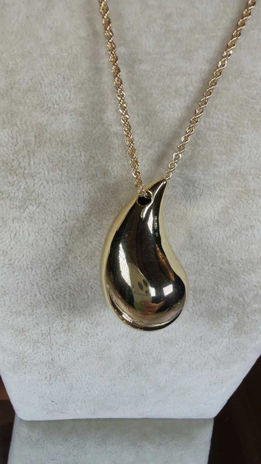 Bellezza “Goldtone Teardrop 3D” Necklace Never Worn - product detail image 2