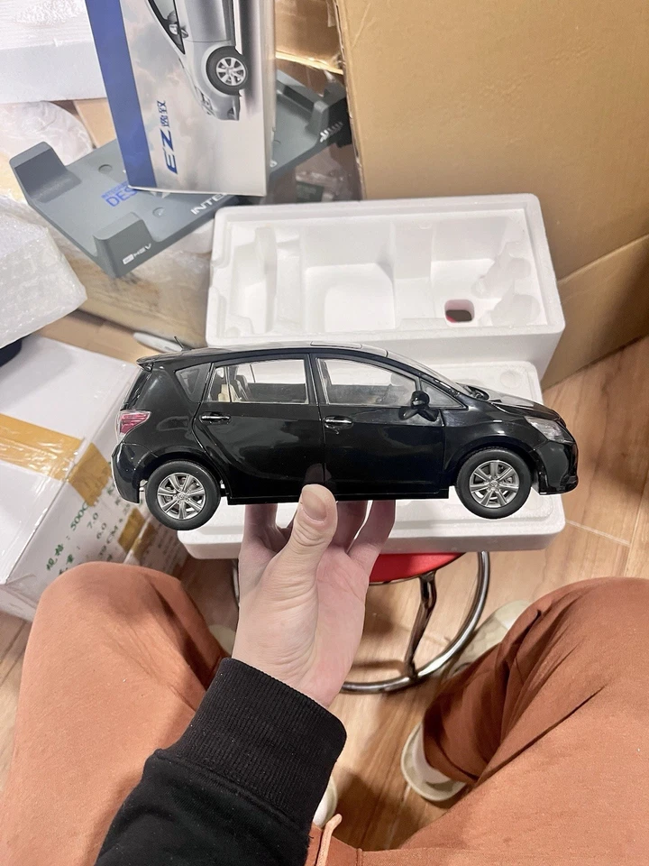 Toyota Verso EZ 2009~2013 escala 1:18 negro arena perla coche modelo fundido a presión Foto 2 de 4