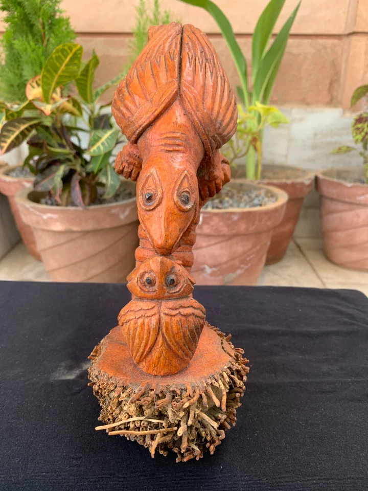 Antigua estatuilla artesanal de madera pintada de naranja águila pájaro y aguilucho Foto 4 de 4