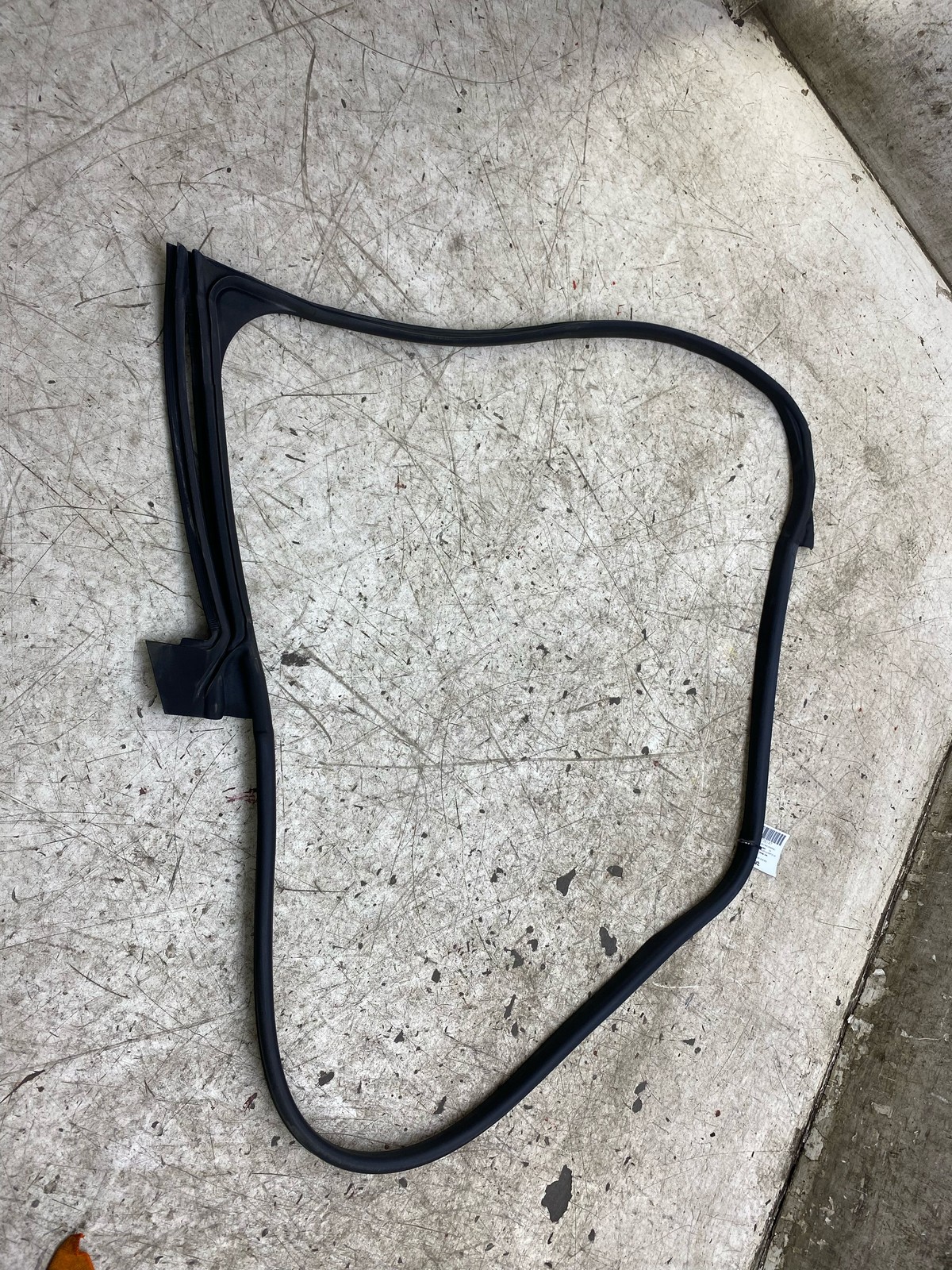2020-2025 ASTON MARTIN DBX FRONT RIGHT DOOR BODY MOUNTED WEATHERSTRIP MY83-20708