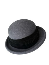 Liz Claiborne Gray Wool Felt Cloche Hat Womens Classic Minimalist Velvet 90s Vintage Liz Claiborne Wool Hat Weathered Gray Leather Band  main image 4