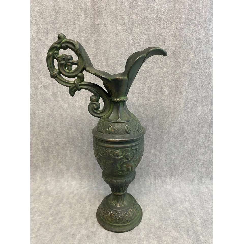 Jarrón decorativo jarra de metal vintage ornamentado con figuras en relieve oro verde Foto 4 de 4