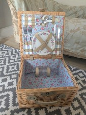Picnic Hamper Wicker Basket Set for 2 Plates/Cutlery Floral Insert Romantic!