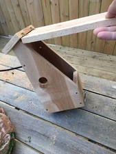 CEDAR SALTBOX STYLE BIRD HOUSE SONGBIRD CHICKADEE CAROLINA WREN NUTHATCH 
