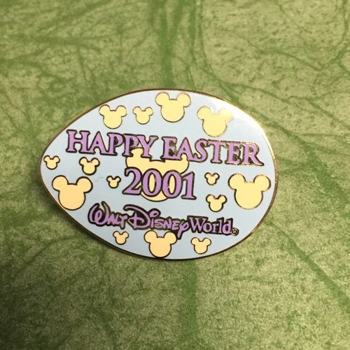 WDW DOWNTOWN DISNEY CAZA DE HUEVOS FELIZ PASCUA 2001 LE 1000 PIN ROSA AZUL CLARO - Imagen 1 de 3