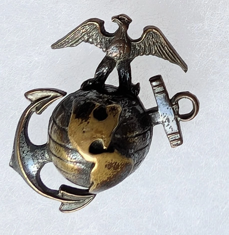 Lote grande de prendedores USMC EGA años 1918-1940. Barras de cinta, alfileres, insignias, algunas con sello Foto 2 de 4