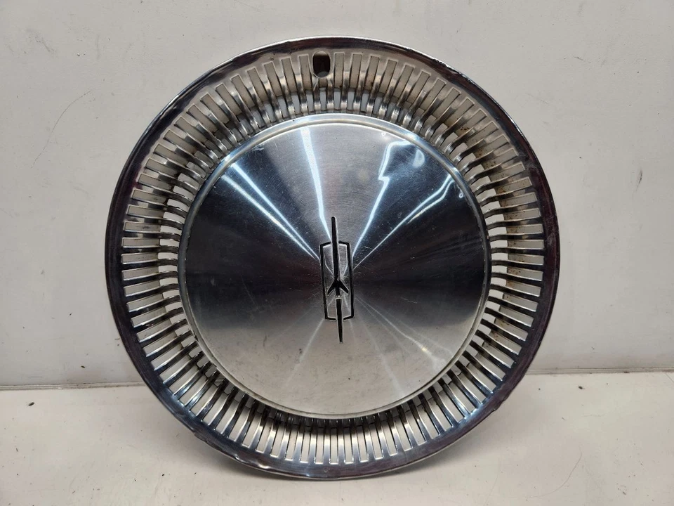 Oldsmobile Ninety-Eight 1977-79 cubiertas de rueda - 15 pulgadas *OK estado* JUEGO COMPLETO Foto 2 de 4