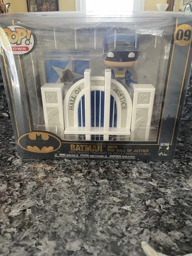 Funko Pop! Town: DC Universe - Batman with the hall of justice #09