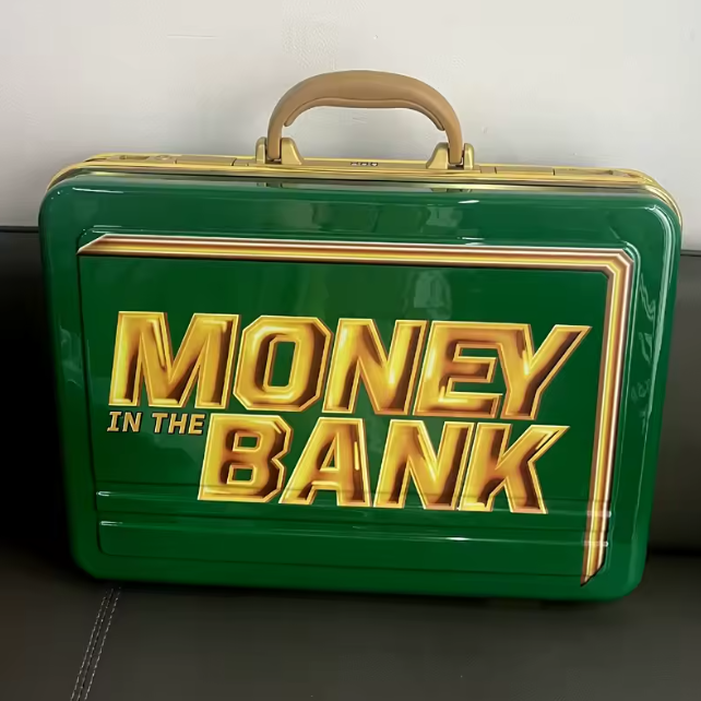 WWE マネー・イン・ザ・バンク ケース Amazon | WWE Money In The Bank Collectors Case | 貯金箱 | おもちゃ
