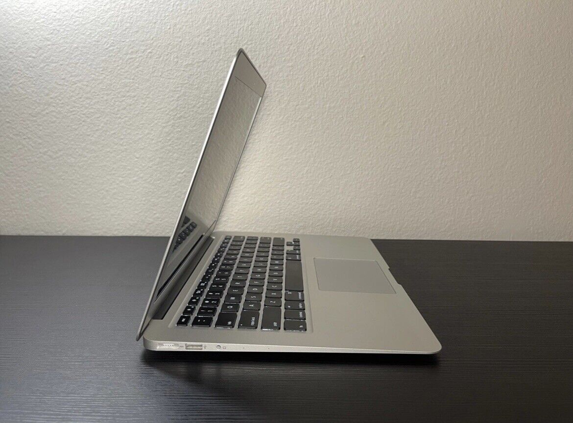 Apple MacBook Air 13 Inch 2015. Silver. Barely Used/Perfect Apple MacBook Air 13 Inch 2015. Silver. Barely Used/Perfect