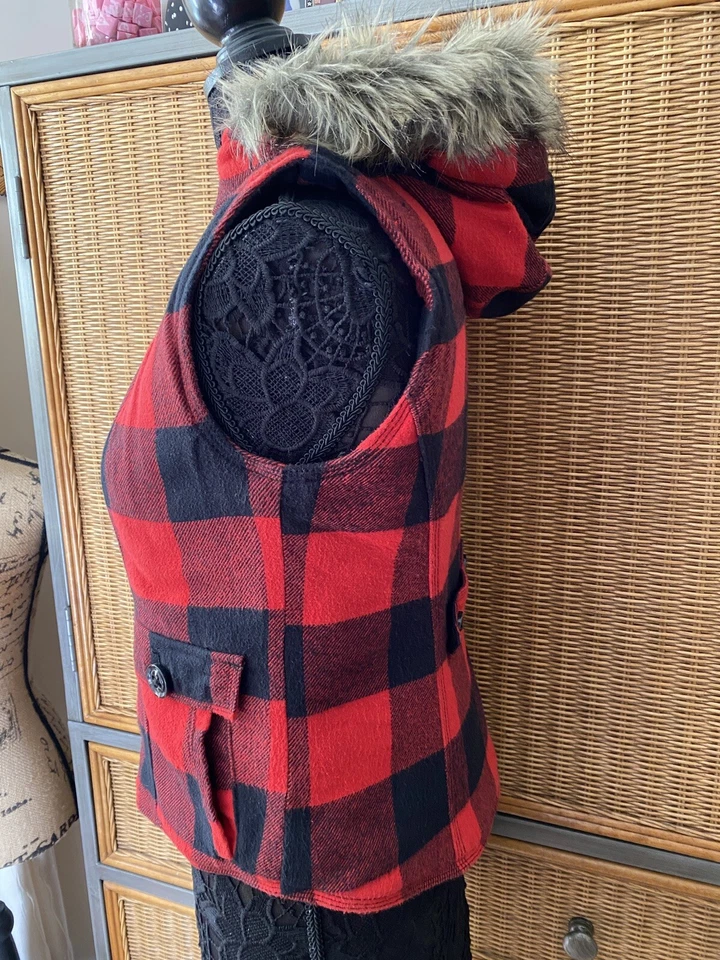 MOSSIMO RED AND BLACK CHECKED VEST FAUX FUR TRIM HOOD ZIP CLOSURE SZ MED - Image 2 of 4