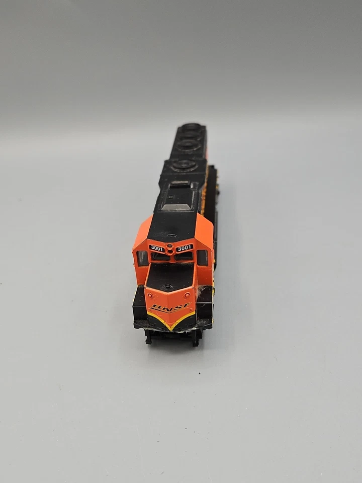 Bachmann 60319 HO Scale BNSF EMD GP40 (Heritage I) Diesel Locomotive #3001 READ - Image 2 of 4