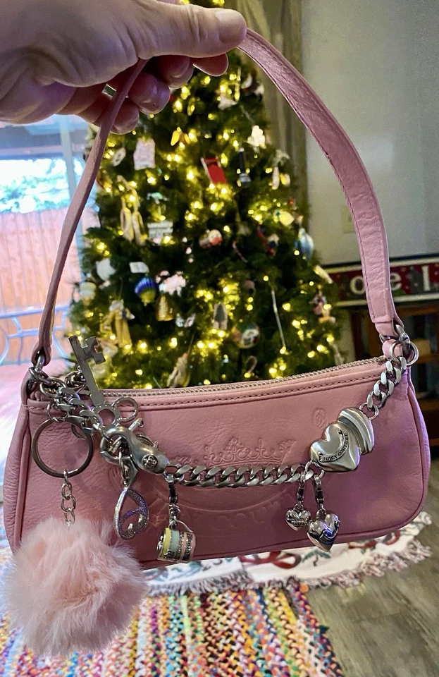Mini Bolso Baguette Rosa Juicy Couture Vintage Y2K con Cadena de Dijes Extras Cargados Foto 2 de 4