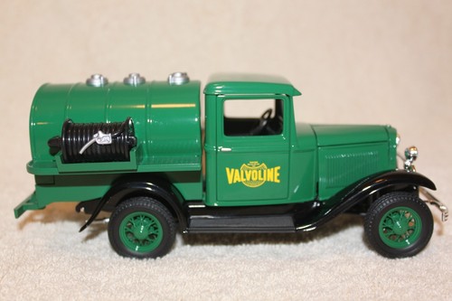 SpecCast 26069 Valvoline 1932 Ford Tanker Diecast 1:25 - Picture 4 of 6