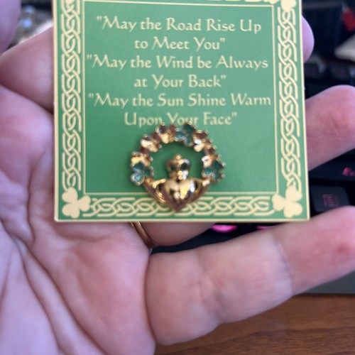 Avon Claddagh Hands Heart Green Clover Wreath Rhinestone Gold Tone Enamel Pin - Picture 3 of 3