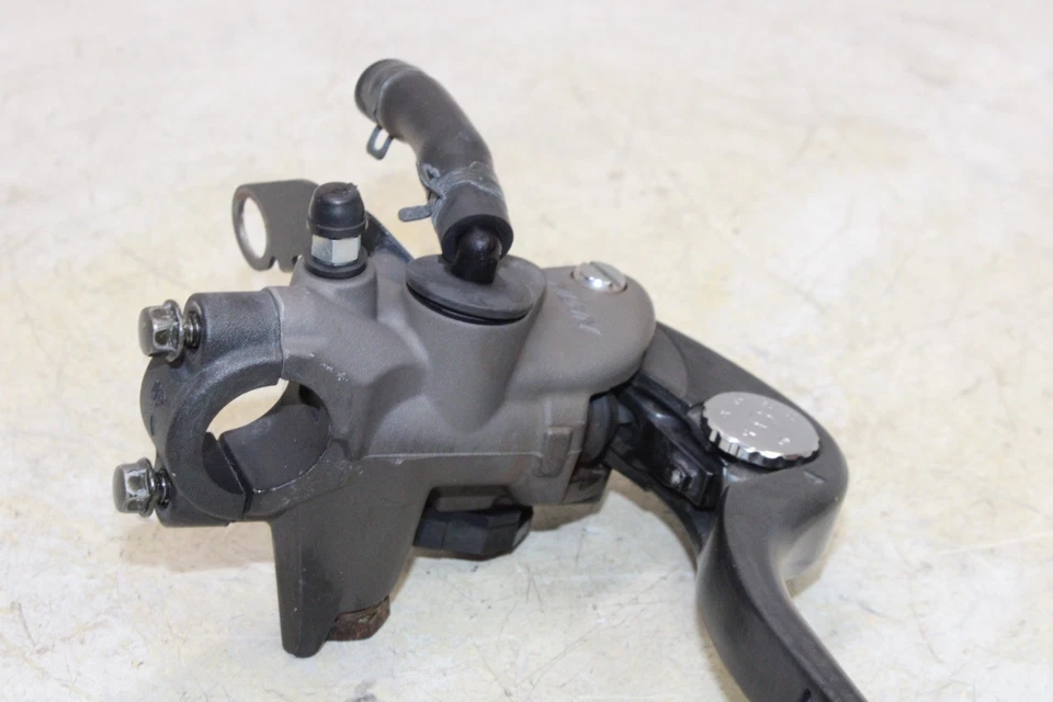 01-07 SUZUKI HAYABUSA GSX1300R OEM FRONT BRAKE MASTER CYLINDER W/ LEVER - Image 4 of 4