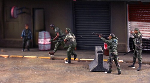 War on terrorism 1/72 TANK 1:72 figure 9pcs USA Soldiers VS Rebels Middle East - Picture 2 of 9