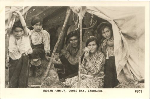 INDIAN FAMILY & KIDS real photo postcard GOOSE BAY LABRADOR NEWFOUNDLAND RPPC CA - Afbeelding 1 van 2