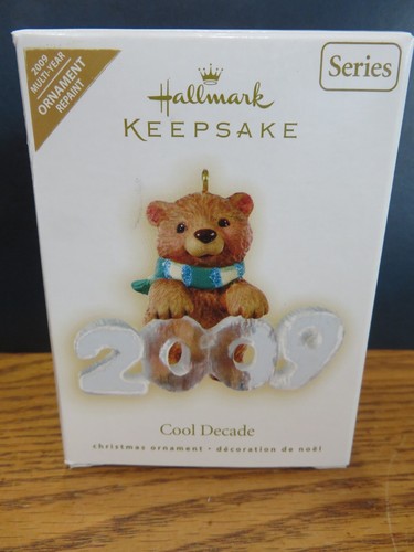 2009 Weihnachten Hallmark Andenken Ornament COOLES JAHRZEHNT 2" Teddybär #10 Serie