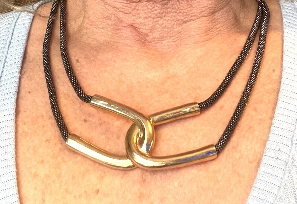 Cadena de malla de serpiente tubular doble tono metal pistola/colgante estructural tono dorado Foto 4 de 4