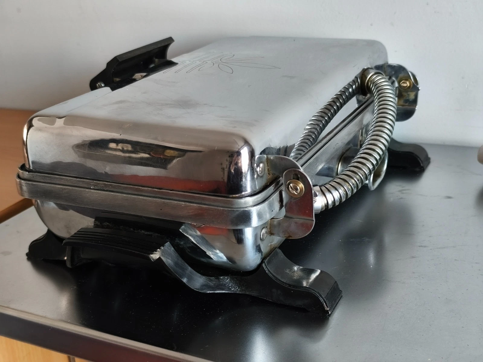 Vintage Large waffle Swedish maker Åviken Model 306
Opens in a new window or tab
