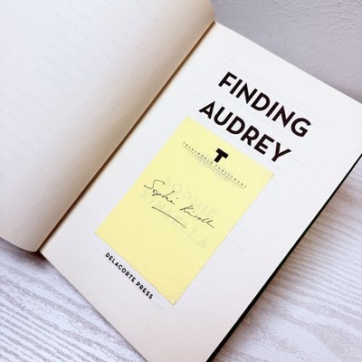 Finding Audrey by Sophie Kinsella *SIGNED* (2015, Hardcover) Shopaholic Author